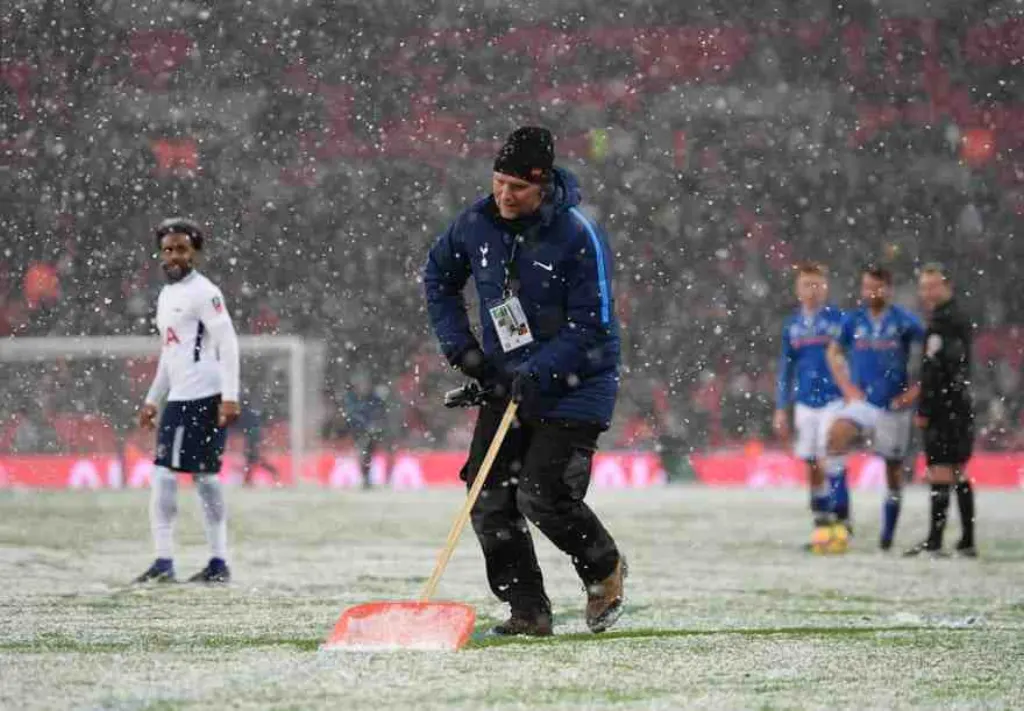 Football : le mauvais état des pelouses accroît la difficulté de récupération
