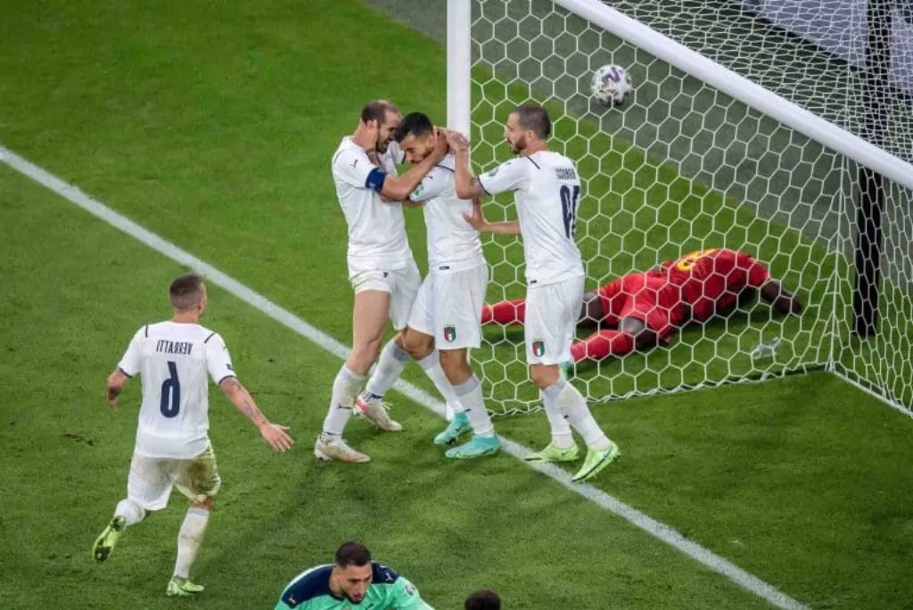 Pistons sur les ailes, excès de charnière... la défense à trois, une nouvelle tendance du football européen