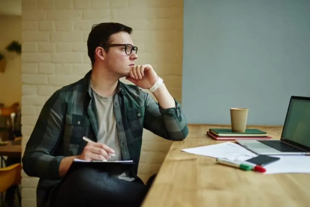 Dans le film « Ticket To Paradise », la fin est ouverte à l’interprétation du spectateur. Cependant, voici une possible explication de celle-ci : Le film raconte l’histoire de deux personnes, Alice et Ben, qui décident de tout quitter pour partir à l’aventure sur une île paradisiaque. Au fur et à mesure de leur voyage, ils découvrent des aspects inattendus de leur relation et de leur propre personnalité. À la fin du film, après avoir traversé des épreuves et des obstacles, Alice et Ben parviennent finalement à atteindre l’île. Cependant, au moment où ils arrivent, ils se rendent compte que la réalité de cet endroit paradisiaque est bien différente de ce qu’ils avaient imaginé. L’explication de la fin peut être interprétée de différentes manières. Certains pourraient voir cela comme une métaphore des attentes irréalistes que l’on peut avoir dans la vie. Alice et Ben ont idéalisé cette île et ont pensé qu’elle résoudrait tous leurs problèmes, mais la réalité est bien différente. Ils comprennent alors que le bonheur ne se trouve pas dans un lieu ou une situation extérieure, mais plutôt en eux-mêmes. D’autres pourraient interpréter la fin comme une réflexion sur le véritable sens de l’aventure. Au lieu de rechercher un endroit idyllique, Alice et Ben ont découvert que l’aventure réside dans le voyage lui-même et dans les expériences qu’ils ont partagées. Ils ont appris à se connaître et à se comprendre mutuellement, ce qui est un véritable trésor en soi. En fin de compte, « Ticket To Paradise » nous invite à réfléchir sur nos propres attentes et sur la manière dont nous cherchons le bonheur. Il nous rappelle que la véritable satisfaction vient de l’intérieur et que l’aventure se trouve dans chaque moment de notre vie, plutôt que dans un endroit précis.
