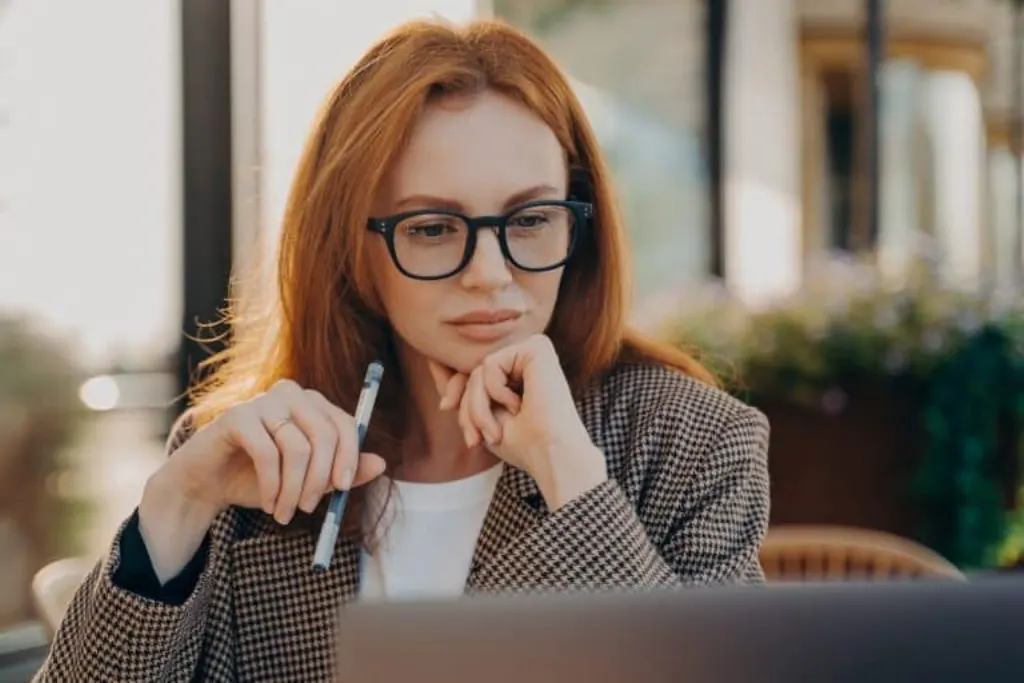 Non, la série « Les Expatriées » (ou « The Expatriates » en anglais) n’est pas basée sur une histoire vraie. Elle est en réalité inspirée du roman de Janice Y.K Lee, « The Expatriates ». Le livre et la série explorent la vie de trois femmes américaines vivant à Hong Kong.