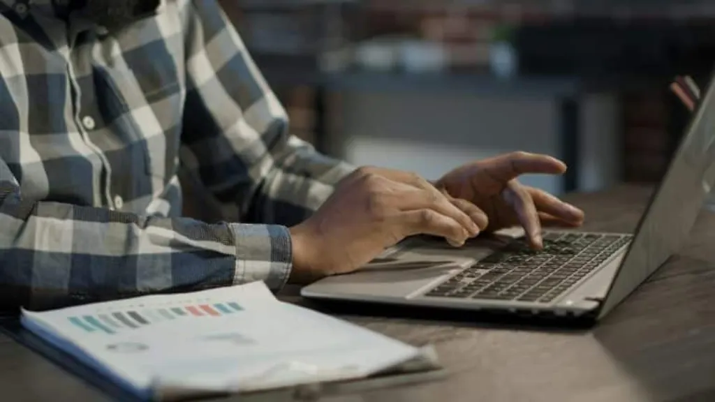 Microsoft investit massivement dans une nouvelle entreprise d’IA – Découvrez leur prochaine révolution technologique !
